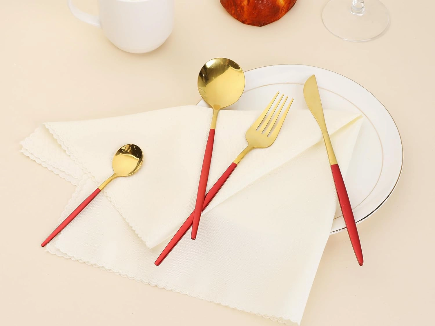 16 Piece Silverware Set, Stainless Steel Flatware Set, Mirror Polished Cutlery Set, Serving Set for Kitchen Eating Tableware 16 PCS Red