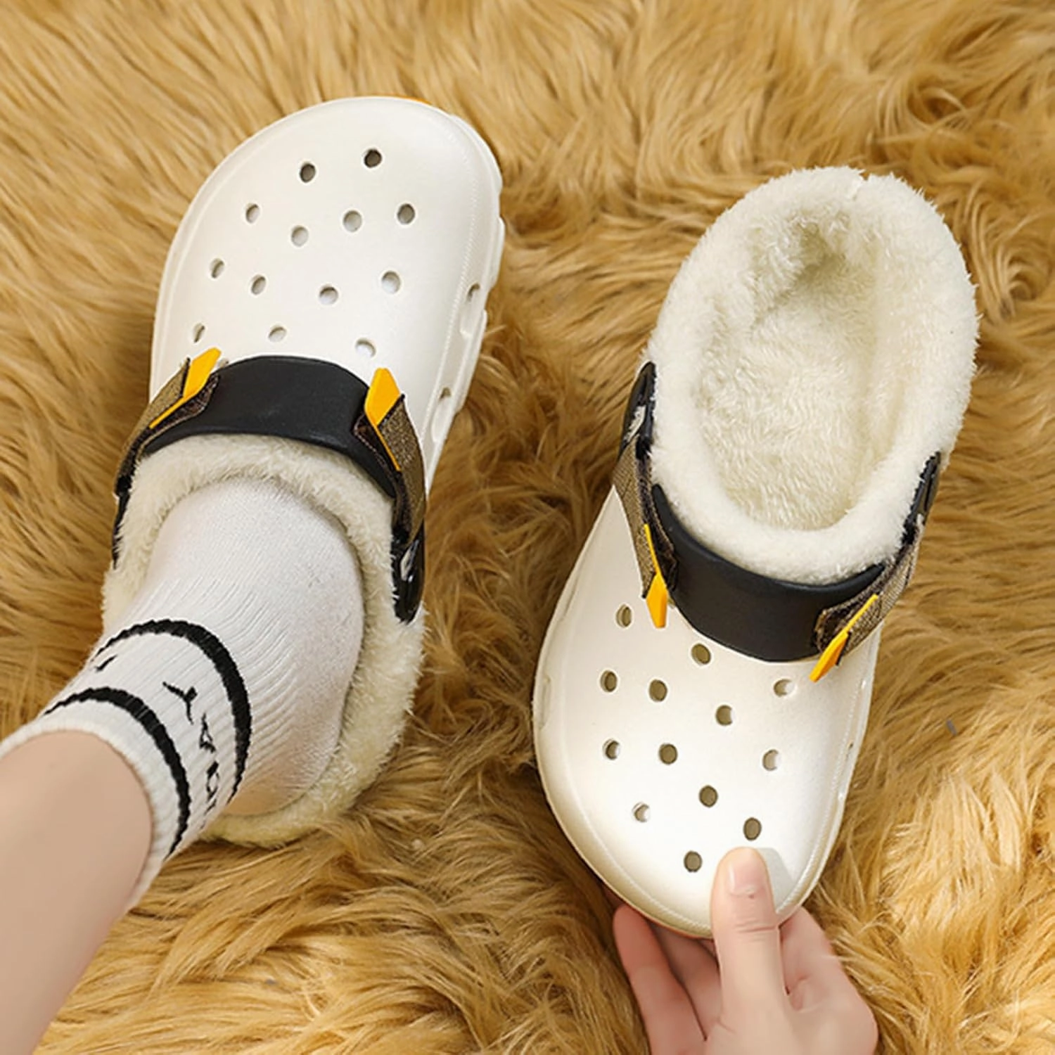 Men Fashionable Winter Wooden Clogs Women Fleece Slippers Unisex Comfortable and Casual Indoor and Outdoor Wooden Clogs