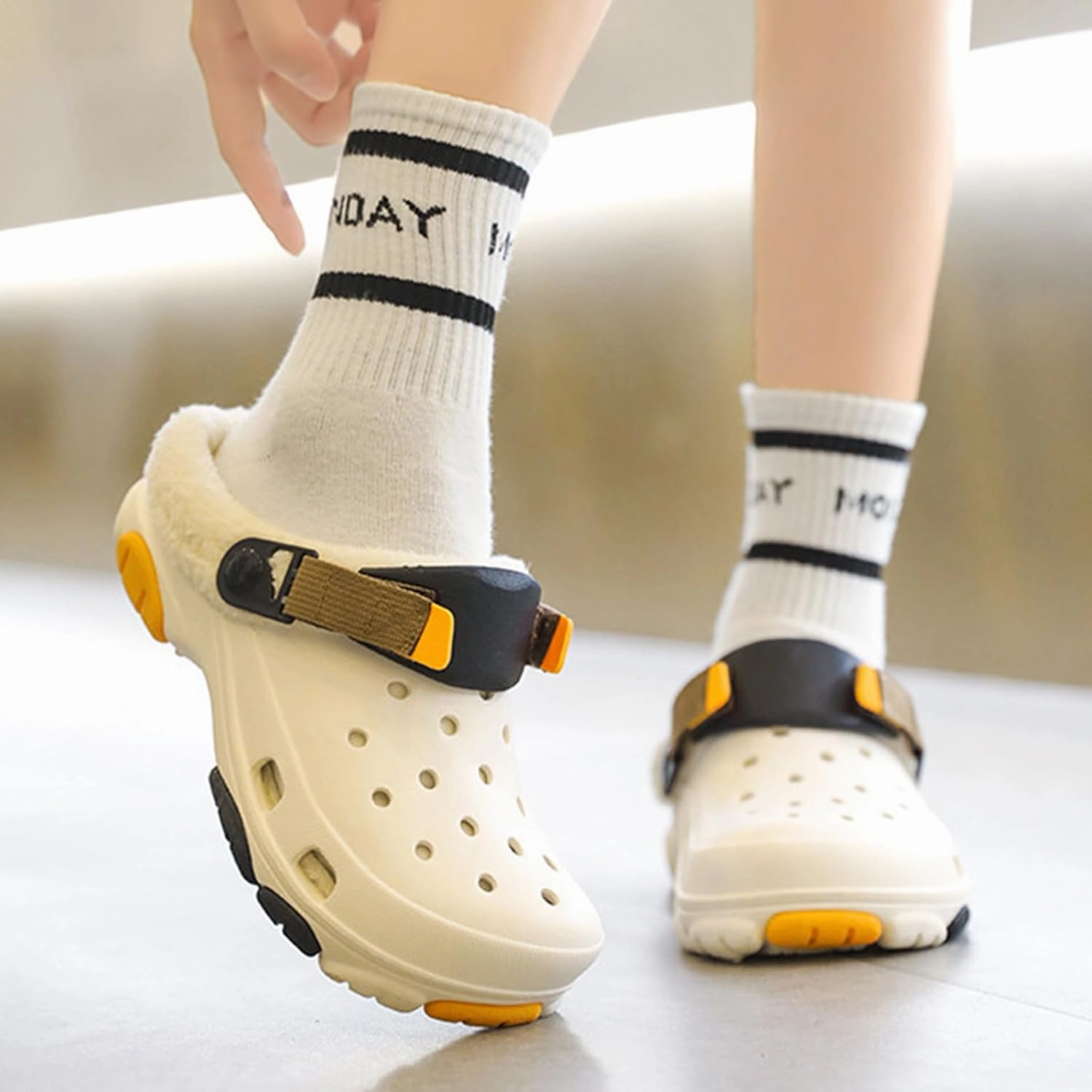 Men Fashionable Winter Wooden Clogs Women Fleece Slippers Unisex Comfortable and Casual Indoor and Outdoor Wooden Clogs
