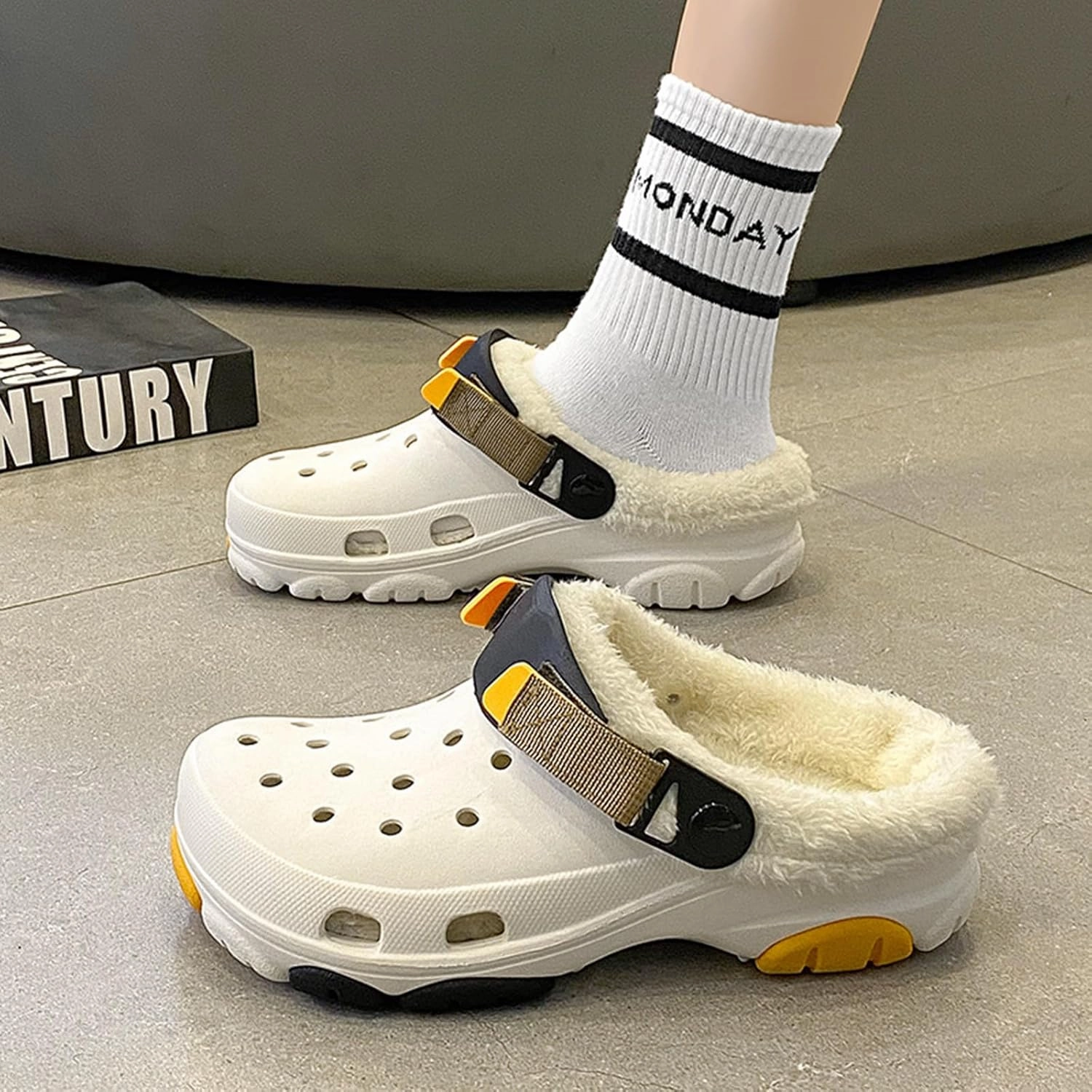 Men Fashionable Winter Wooden Clogs Women Fleece Slippers Unisex Comfortable and Casual Indoor and Outdoor Wooden Clogs
