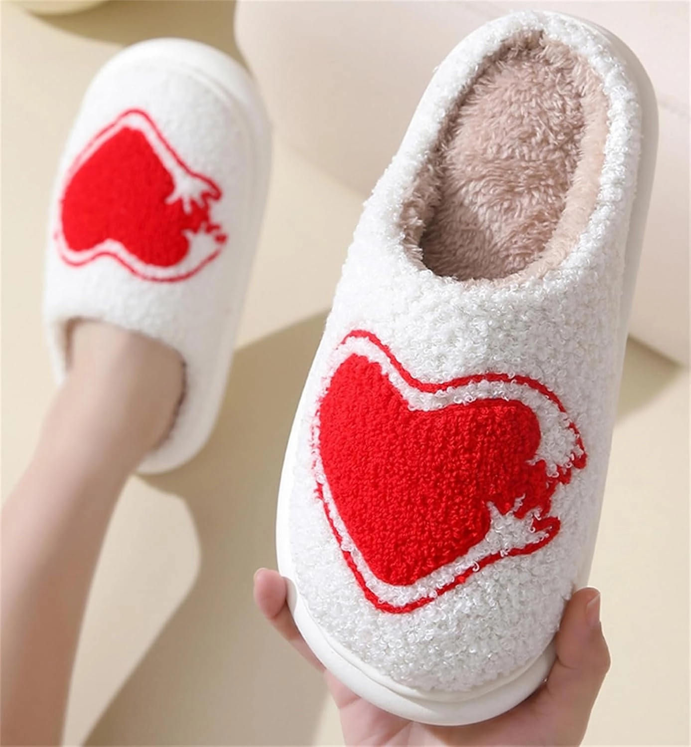 Obosoyo Plush Slippers Couples Cozy Heart Indoor Slippers Men Women Thick Sole Fuzzy Warm Winter