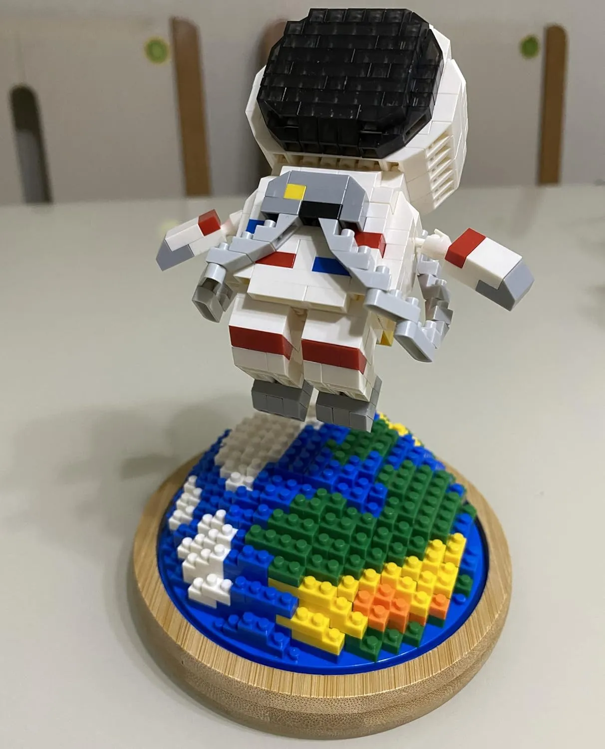 Uvini Building Blocks Astronaut Model with Light STEM Building Toy Micro Blocks for Adults or Teens Gifts Spaceman Mini Blocks Set DIY Bricks Toys 617PCS