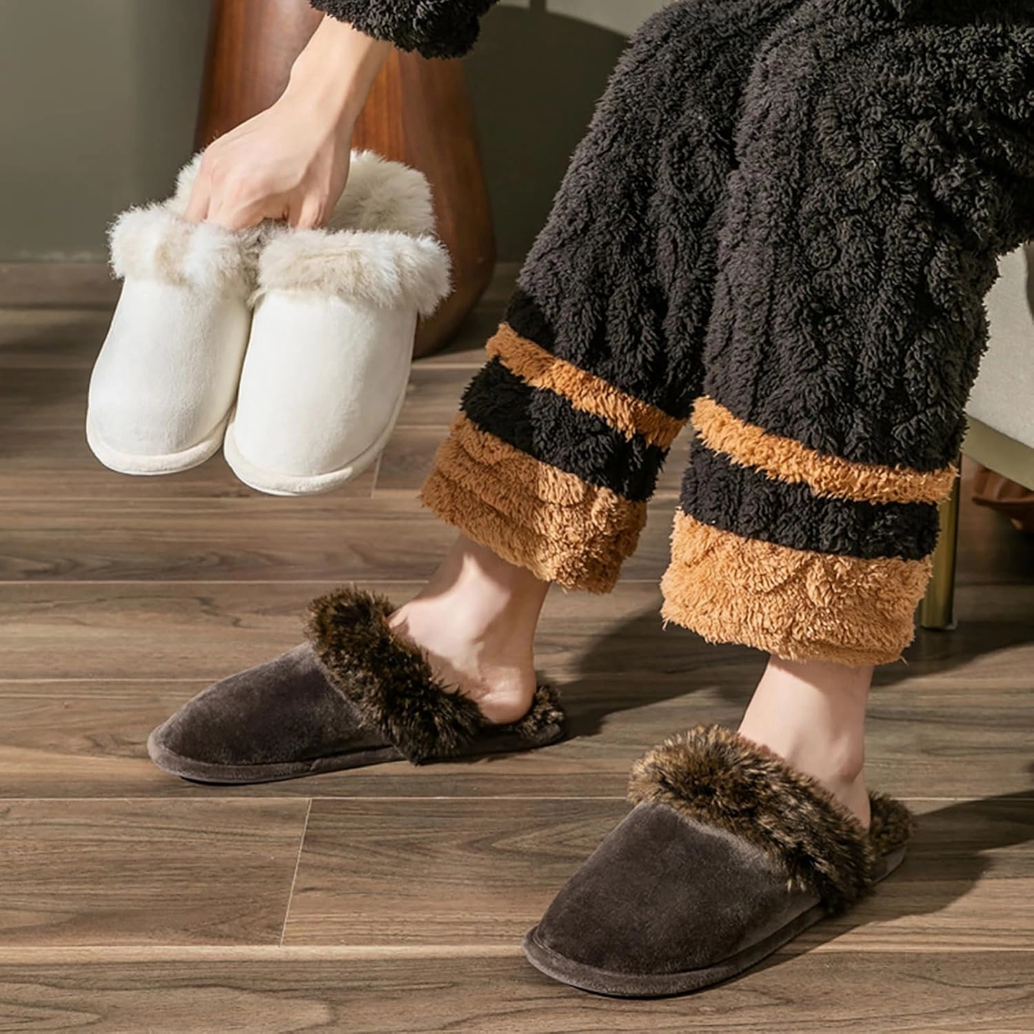 Women's and Men's Artificial Fluffy Slippers, Couple Plush Memory Foam Slippers, Ladies Warm Slip on Slippers with Faux Fur Lining, Winter Non-Slip Indoor House Shoes